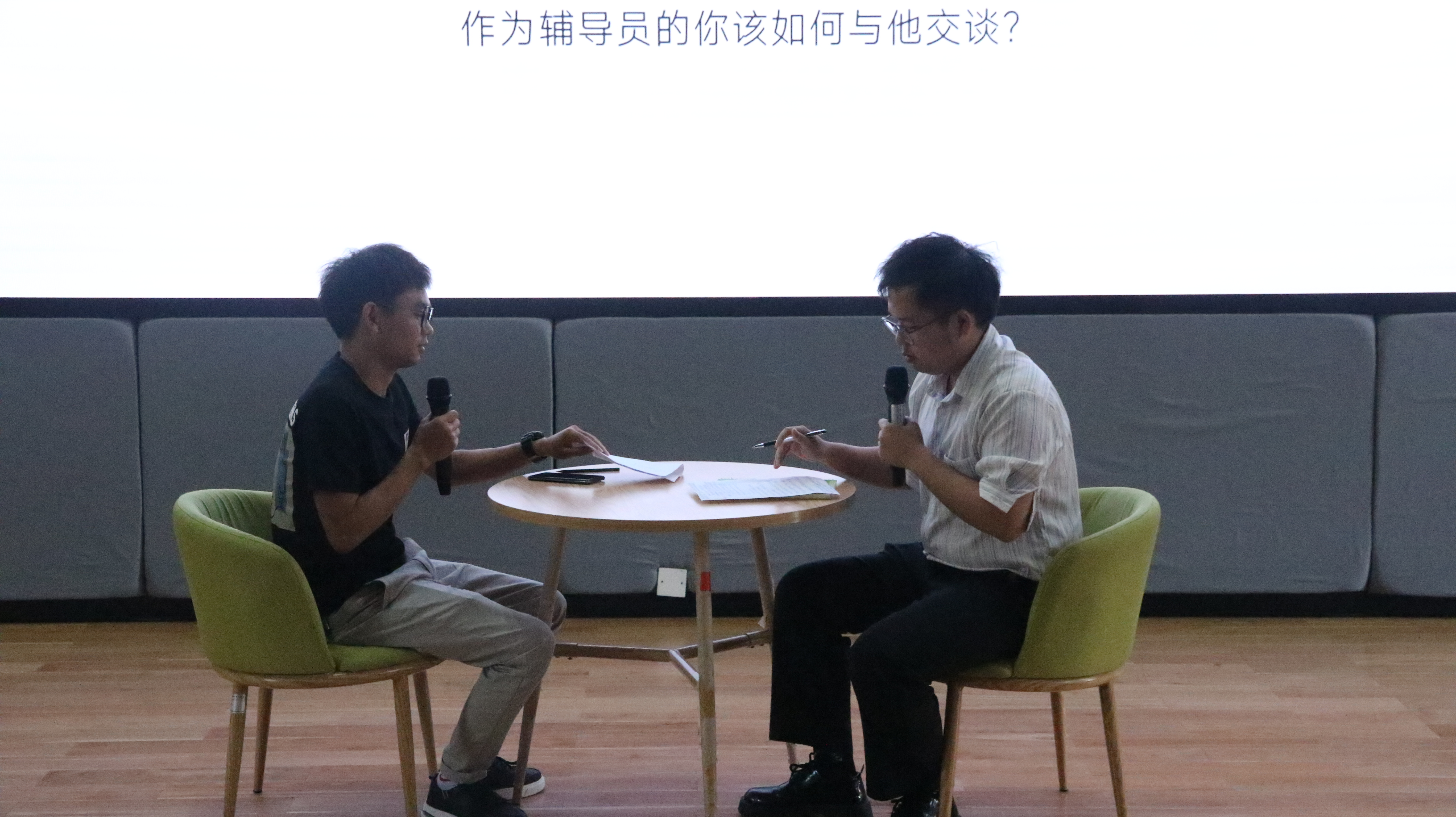 红不棱登的意思、友爱作答落实解释