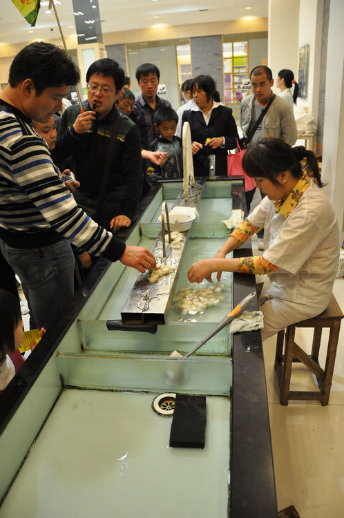 春蚕抽丝,以积极姿态落实每一个细节 春蚕抽丝,以积极姿态落实每一个细节