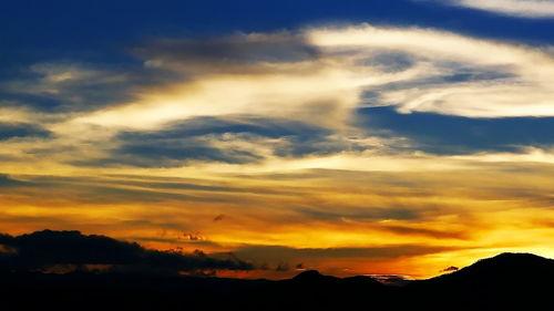 日落西山与生肖之谜，第一解答的智慧与落实的行动